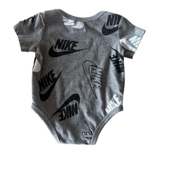 Nike Swoosh Gray Baby Boy Girl Onesie Bodysuit Short Sleeve 3M - Picture 2 of 3